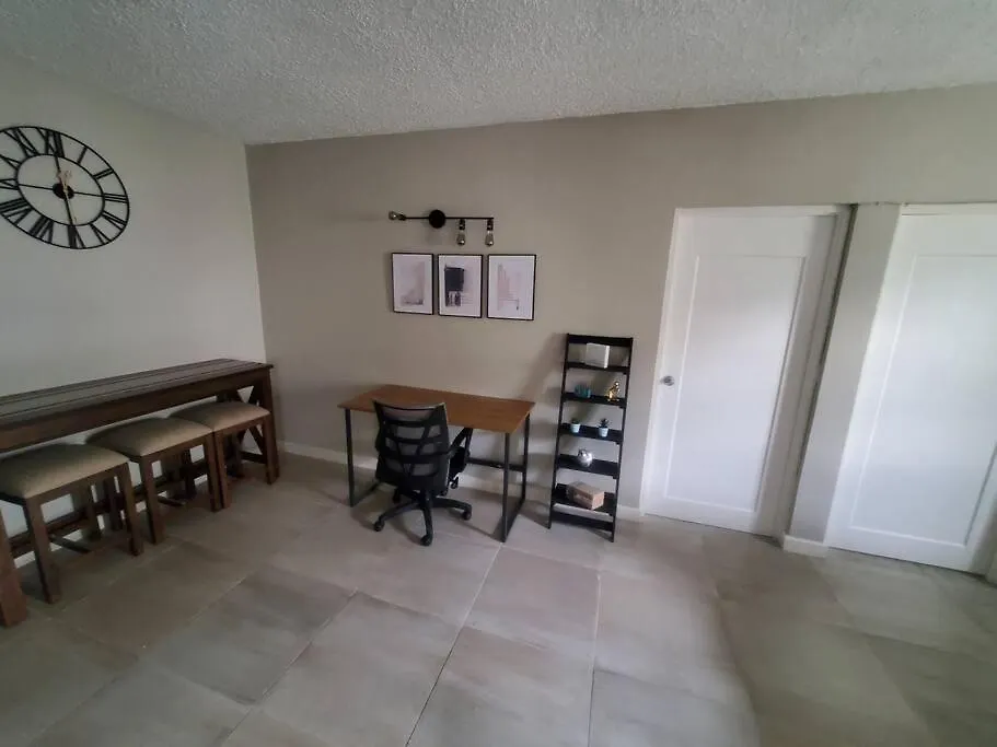 Modern Apartment At The Worthington Kingston