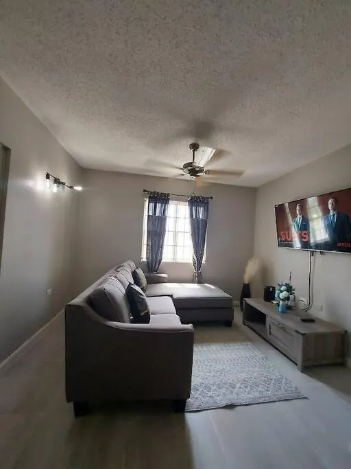 Modern Apartment At The Worthington Kingston